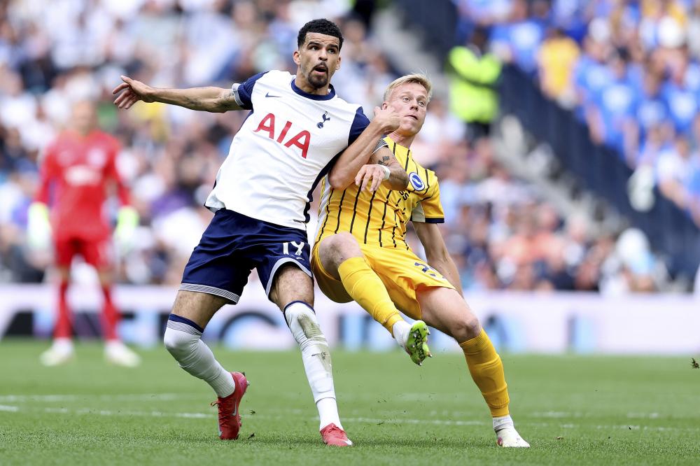 给你修修胡子，瓦科分享自己用剪刀剪克雷桑胡子的照片